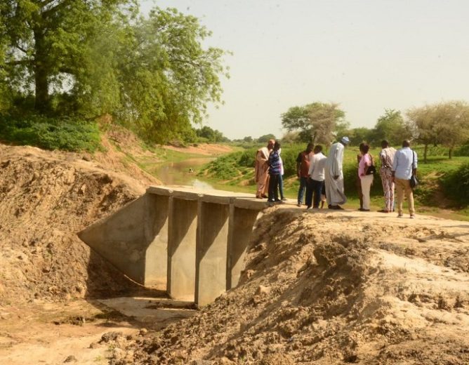 Une digue sur le fleuve Serbewel à Makary